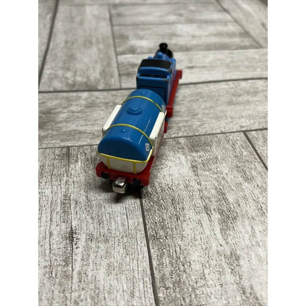 Thomas & Friends Take-N-Play Along Diecast Metal Thomas And‎ Jet Fuel Tanker